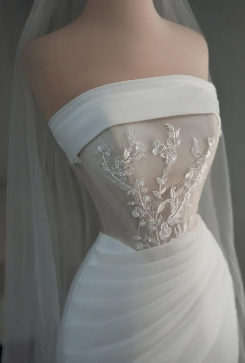 Abito da sposa personalizzato 2025 nuovo classico di lusso con applicazioni di perline con fiocco a sirena Abito da sposa bianco senza maniche sexy senza schienale