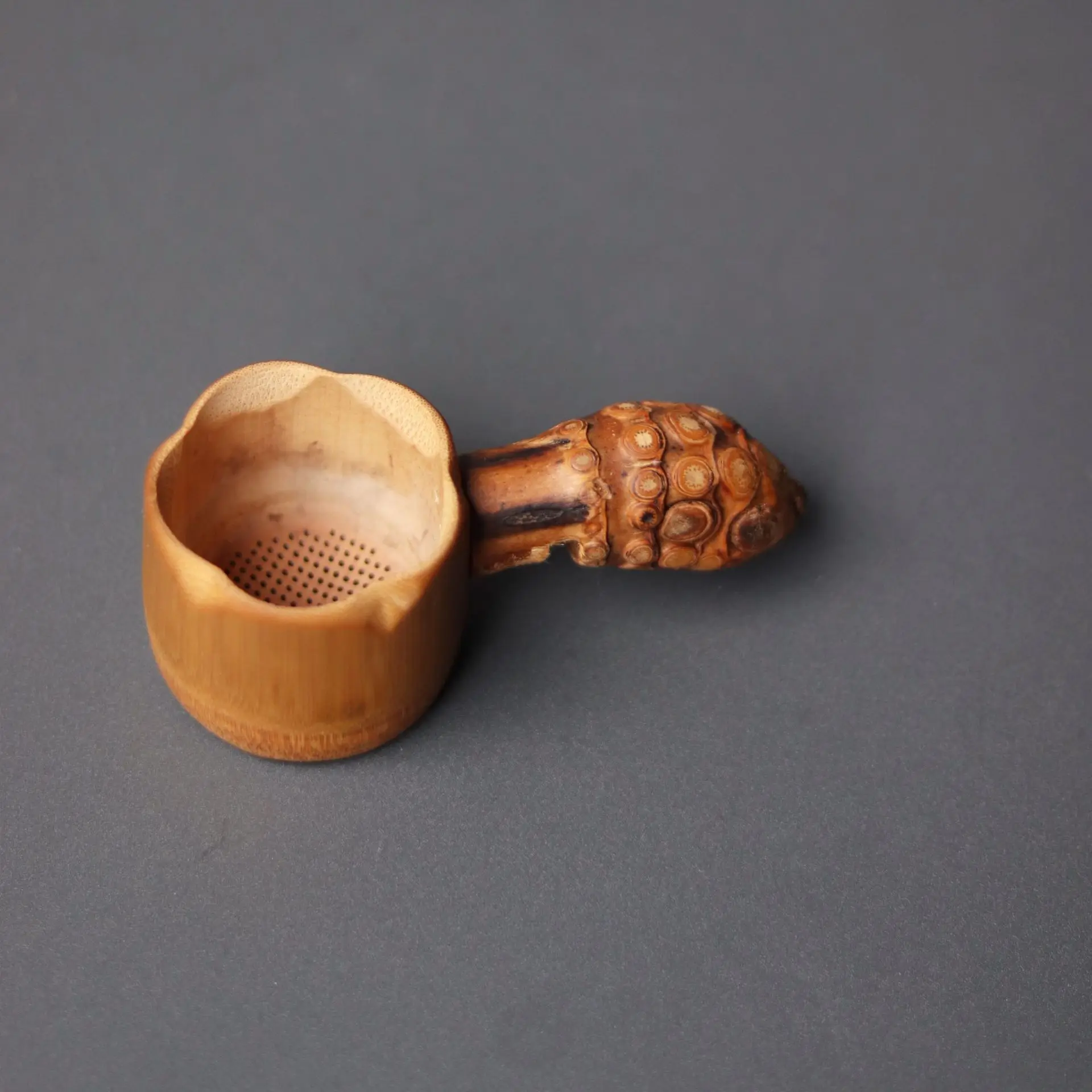 

Bamboo root perforated tea strainer, Chinese tea table filter, tea set accessories, bamboo handicrafts tea strainer
