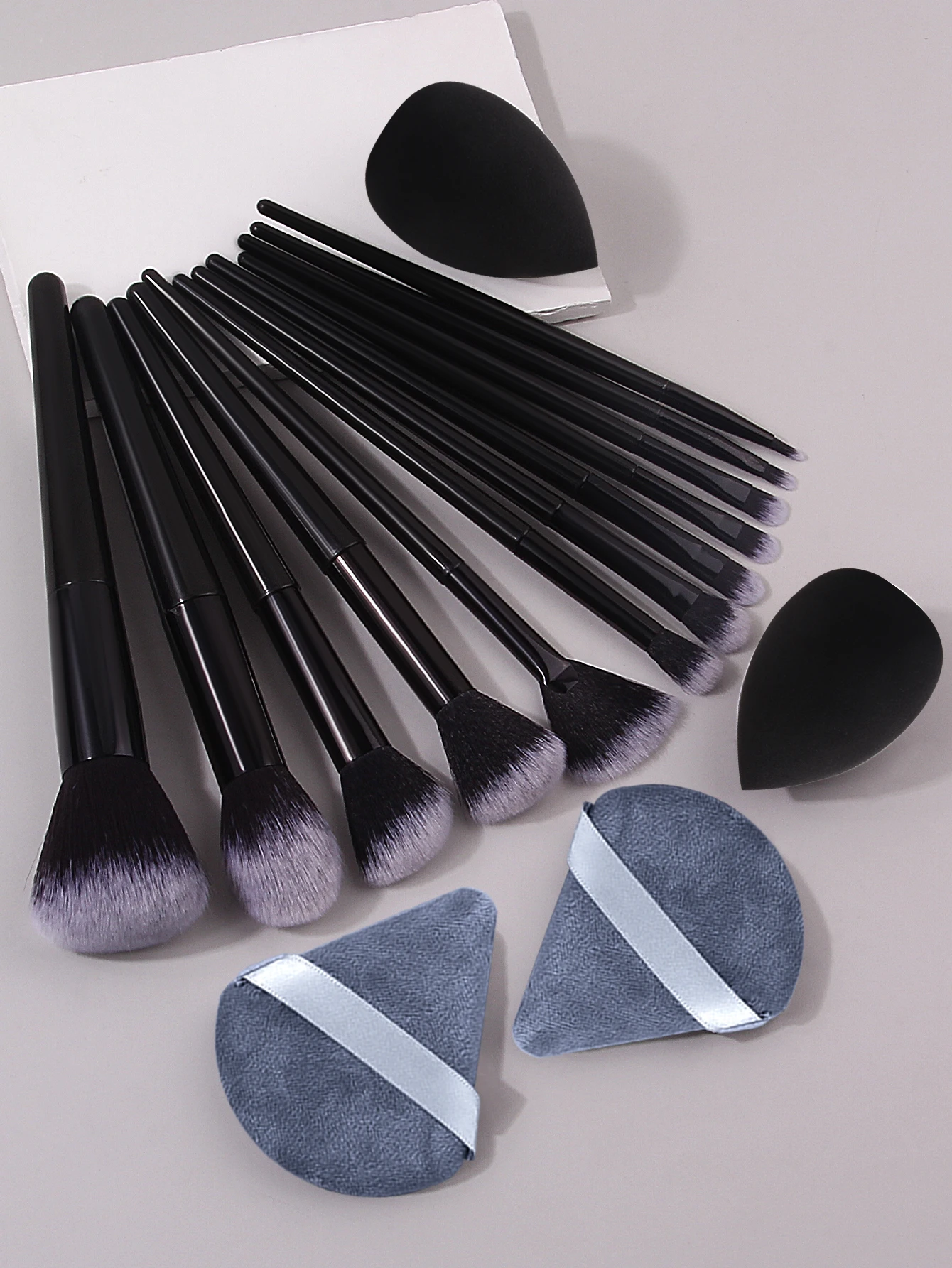 12 Make-up-Pinsel mit weichen Borsten + 4 Stück Make-up-Puderquasten und Schwammei-Make-up-Rouge-Lidschattenpinsel auf Vollgesichtsbasis
