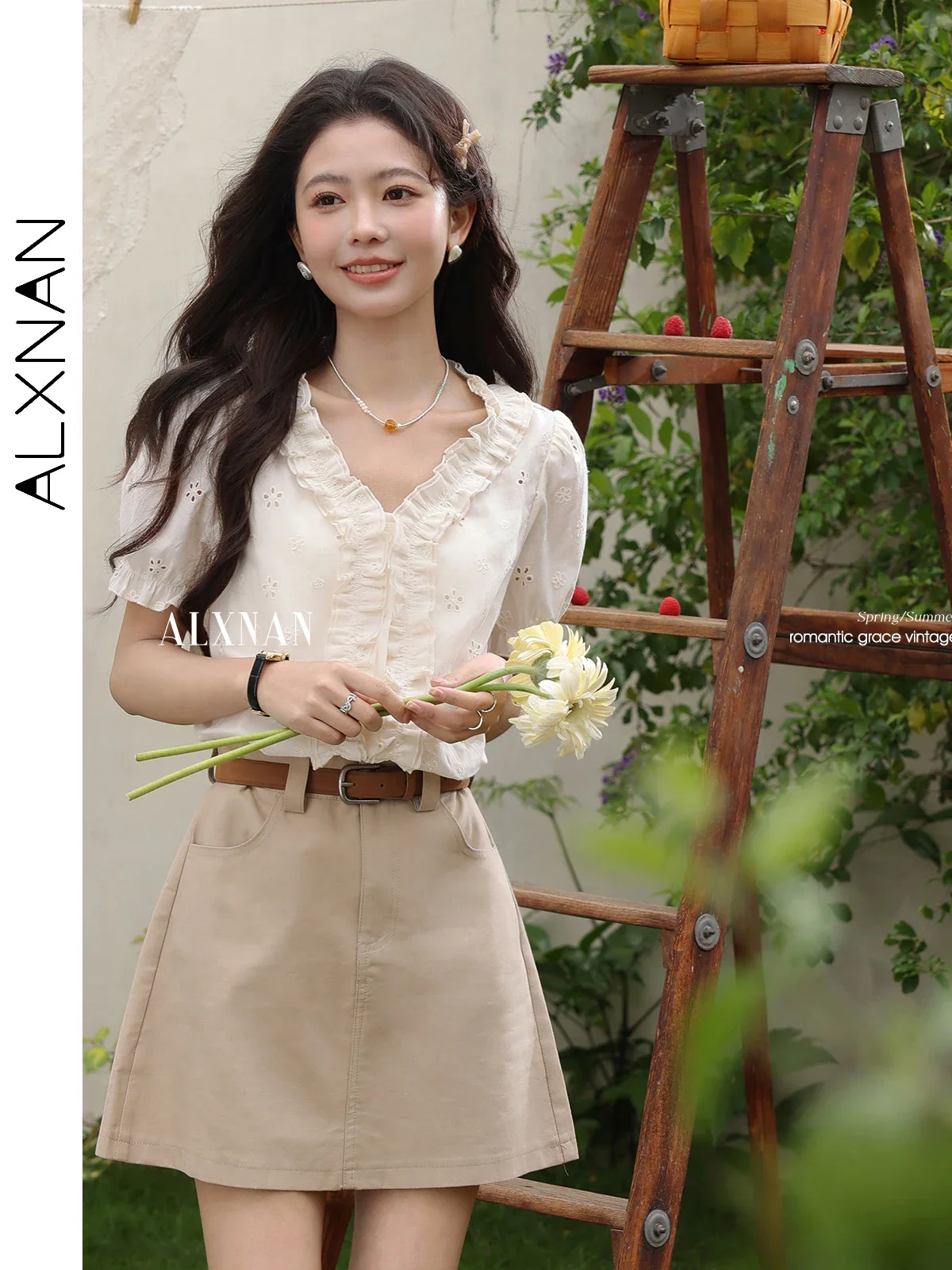 ALXNAN PLUS ขนาดเสื้อ Elegant Ruffled V คอพัฟแขน Hollow ผู้หญิงเสื้อ 2025 ฤดูร้อนเสื้อแขนสั้นสุภาพสตรีใหม่ D10020