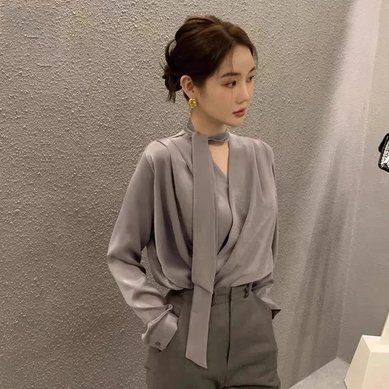 เสื้อเบลาส์ผ้าซาตินเอลาสตีนสำหรับผู้หญิง สไตล์หรูหราสำหรับฤดูใบไม้ผลิและฤดูใบไม้ร่วง เหมาะสำหรับใส่ทำงาน ดีไซน์คอวีสวยงาม แขนยาว