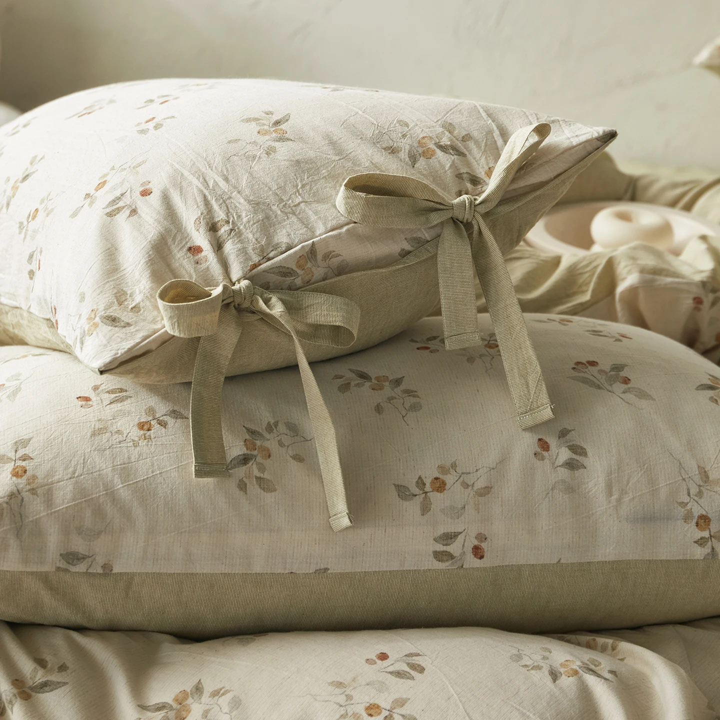 

Ретро-комплект постельного белья из хлопка и льна с принтом, с завязками, из четырех предметов: пододеяльник, простыня, наволочки, с узором из мелких цветов