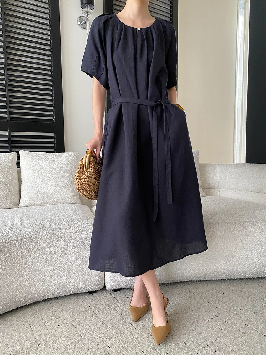 Sommerliches Damenkleid in unifarbenem Design mit plissierter Taille und Rundhalsausschnitt. – Detail 21