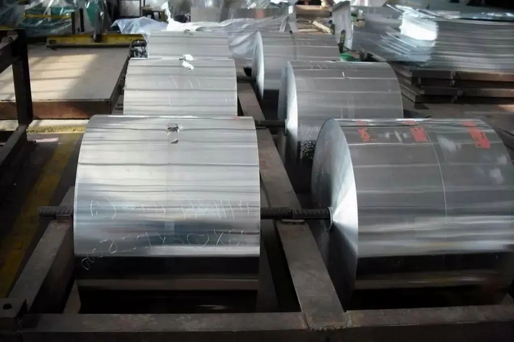 Bobine in alluminio rivestite a colori 1060 di qualità eccellente Bobine da 0,5 mm Bobina in alluminio Dana per battiscopa per auto