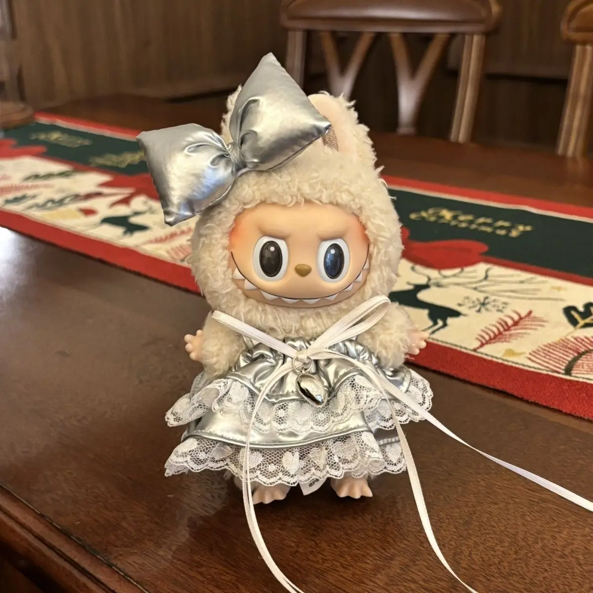 Ropa de muñeca Labubu, vestido de princesa de encaje con lazo plateado, conjunto de decoración de llavero colgante con figura de vinilo de 1 a 3 generación
