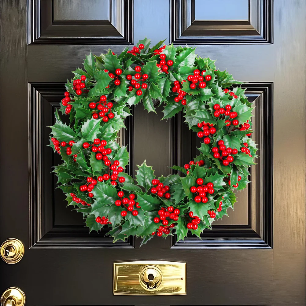 

Искусственный венок с красной ягодкой и зеленью для праздничного декора дверей и стен, изготовленный из пластика и пенопласта для длительного использования.