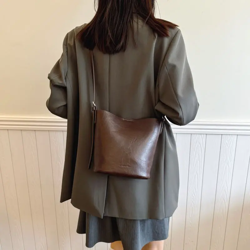 

Корейская ретро-сумка-ведро, женская большая вместительная кожаная текстурированная сумка на плечо, женская повседневная сумка через плечо премиум-класса для поездок на работу, 2025 г.