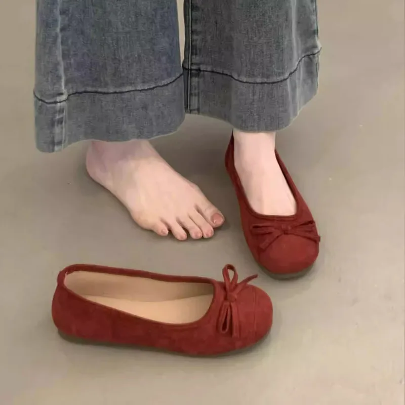 

Туфли на плоской подошве. Женская мода. Замшевые туфли с круглым носком и неглубоким носком. Мягкая подошва. Нескользящие износостойкие низкие туфли.