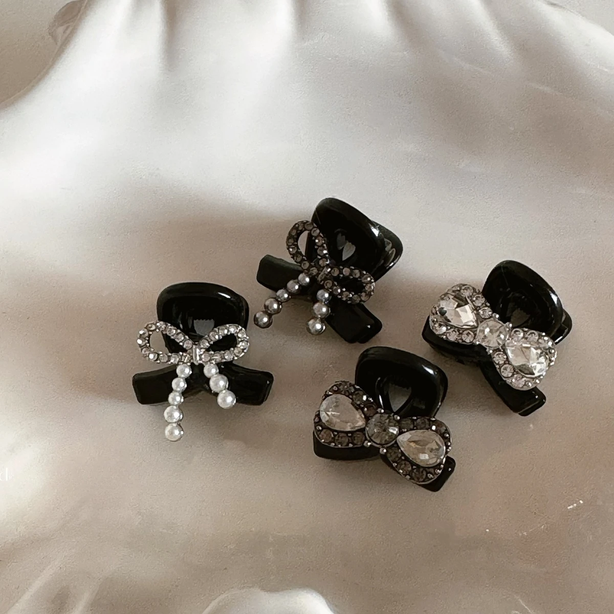Pearl Rhinestone Bow Hair Claw Small Exquisite Women Girls Hair Crab Claw Clip Small Hairpins Hair Crabs Girls Style Accessories