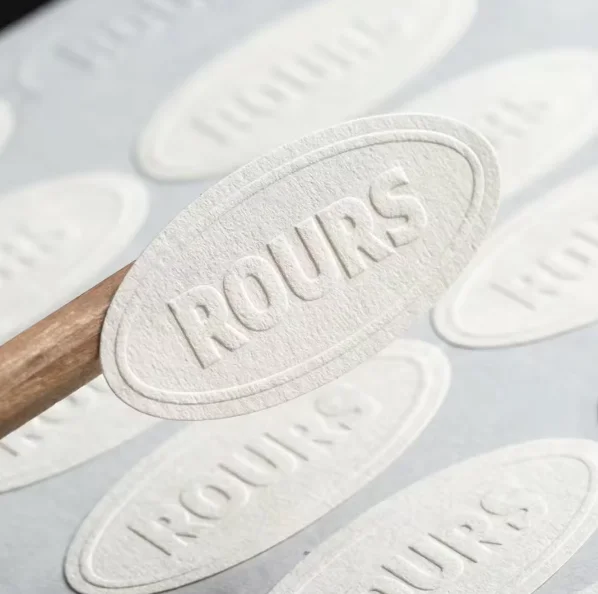 Aangepaste Textuur Papier Label Afdrukken Matte Stickers Speciale Zelfklevende Merk Logo Stickers Met Embossing