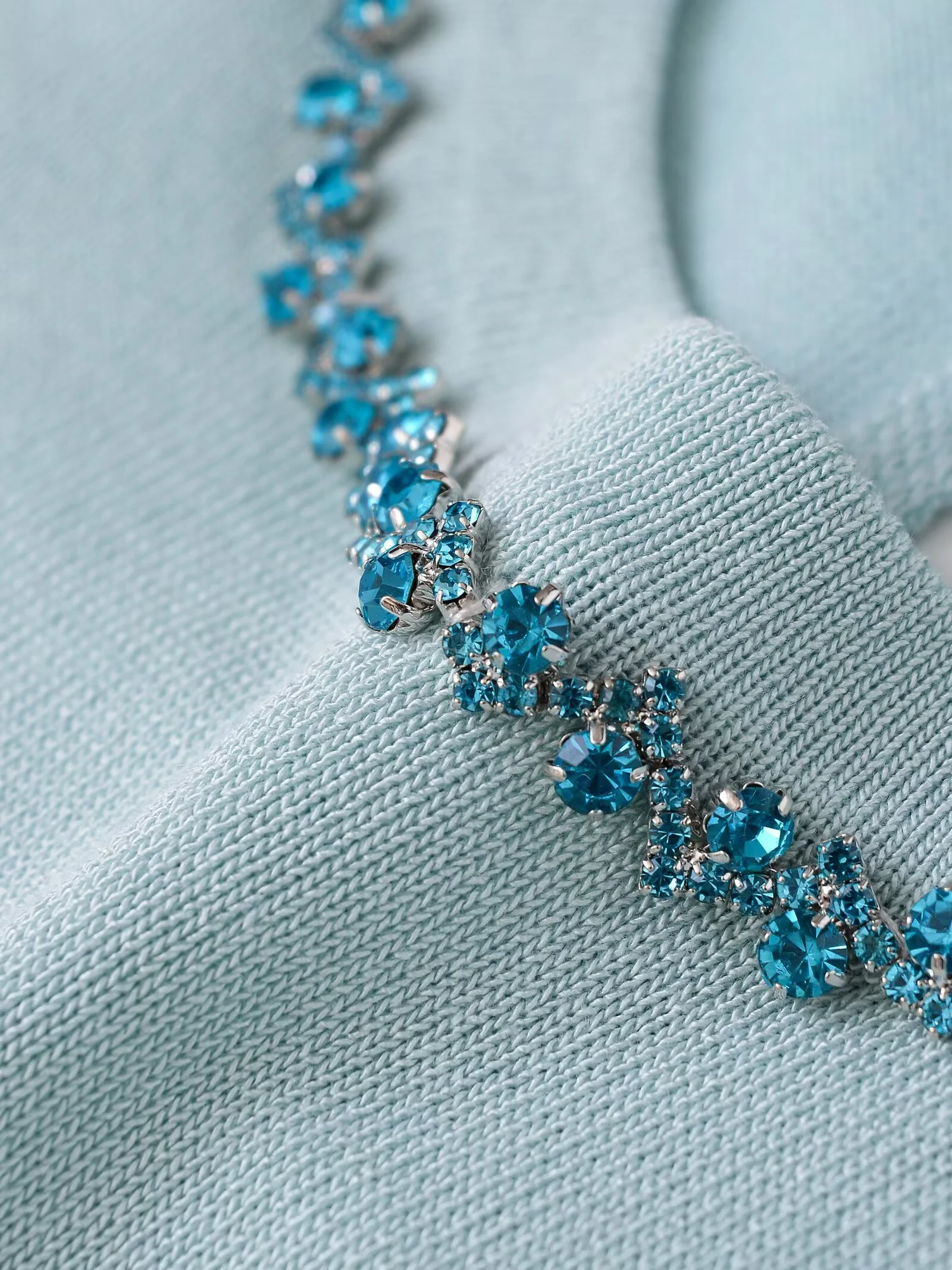 2025, herbst Neue frauen Casual Rundhals Langarm Pullover mit Zurück Split Schmuck Perle Dekoration Gestrickte Pullover