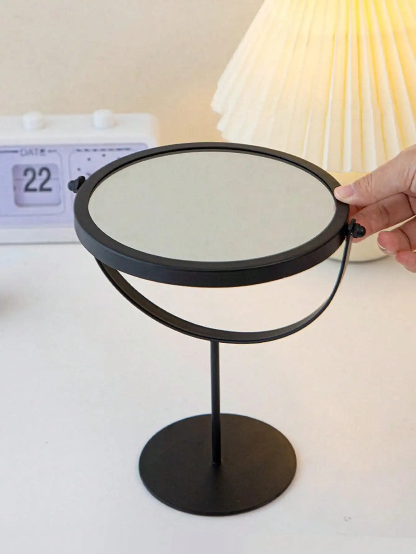 1 szt. Obrotowe lusterko z metalową ramą, prosty, przenośny prezent do toaletki, idealny do dekoracji domu.