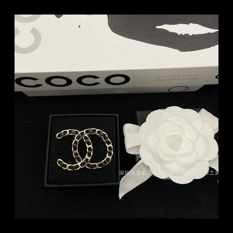 

New Lambskin Brooch Femininity Wears Black Leather Light Gold Pin Versatile Brooch