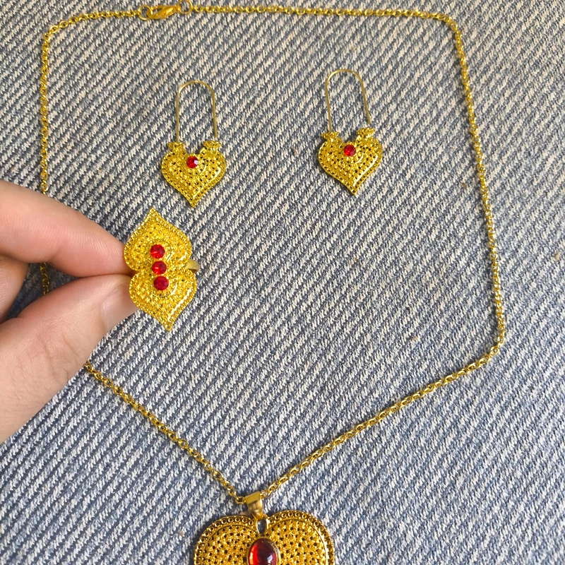 

Модное итальянское 24-каратное позолоченное ожерелье, серьги, кольцо, комплект ювелирных изделий для свадебной вечеринки для влюбленных DD10849