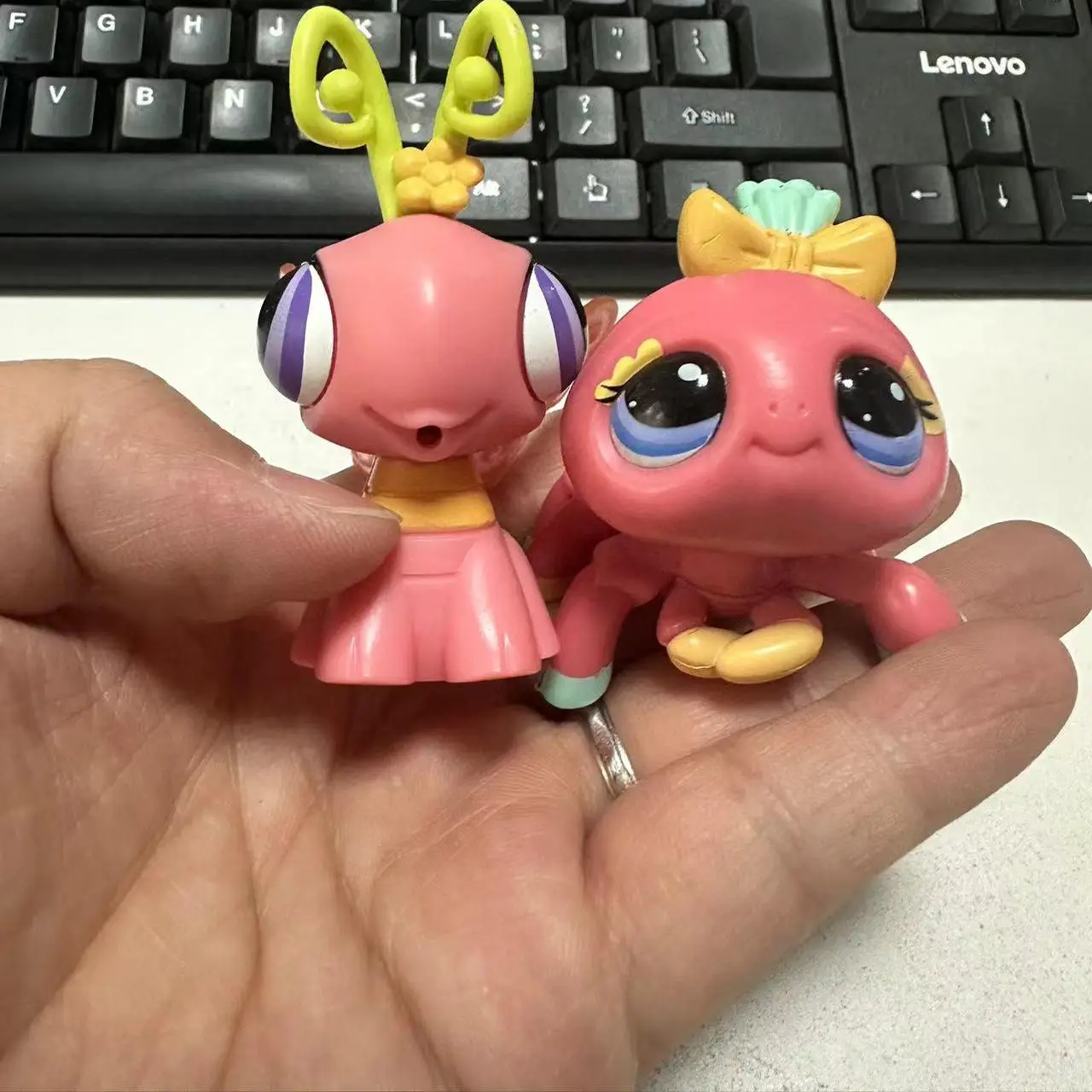 Hasbro littlest pet shop figura de ação dachshund esquilo borboletas aranhas bonito anime animal de estimação modelo coletar ornamentos crianças presentes