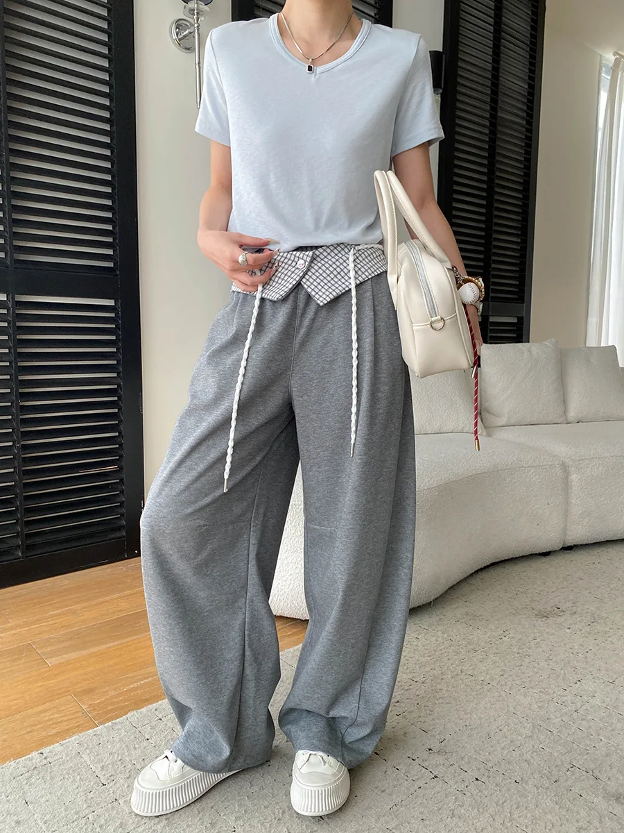 Sommerliches Damen-T-Shirt im lässigen, einfarbigen, vielseitigen Basic-Stil mit schlichtem V-Ausschnitt, schulterbetontem Schnitt und kurzen Ärmeln – Detail 13