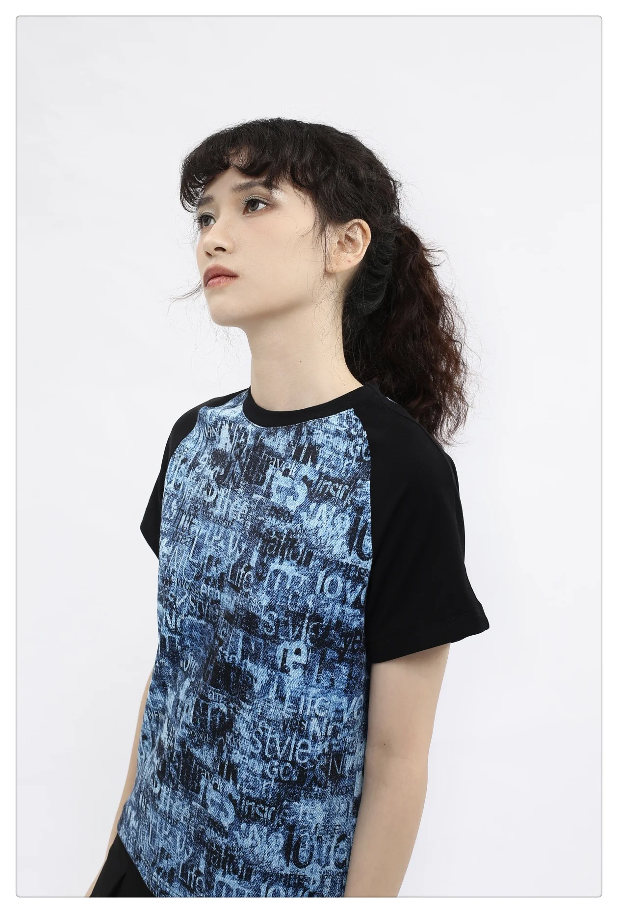 

Футболка с оригинальным дизайном, летняя, с открытыми плечами, с буквенным принтом, в ретро-стиле, из технологичного хлопка, с круглым вырезом, топ