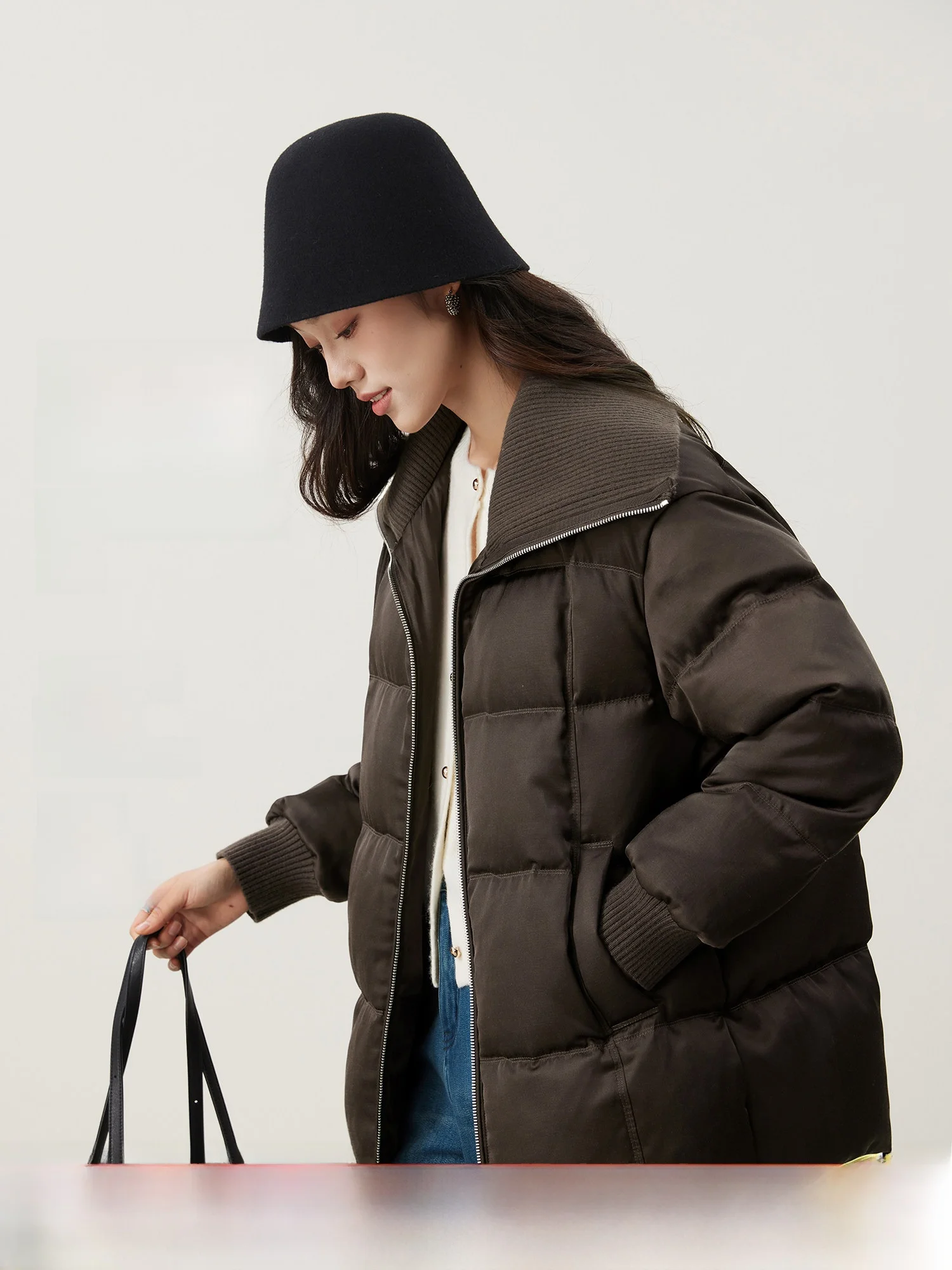 

Высококачественный вязаный пуховик для женщин с воротником-стойкой, матовой текстурой, 90% белым пухом, теплый, элегантный.