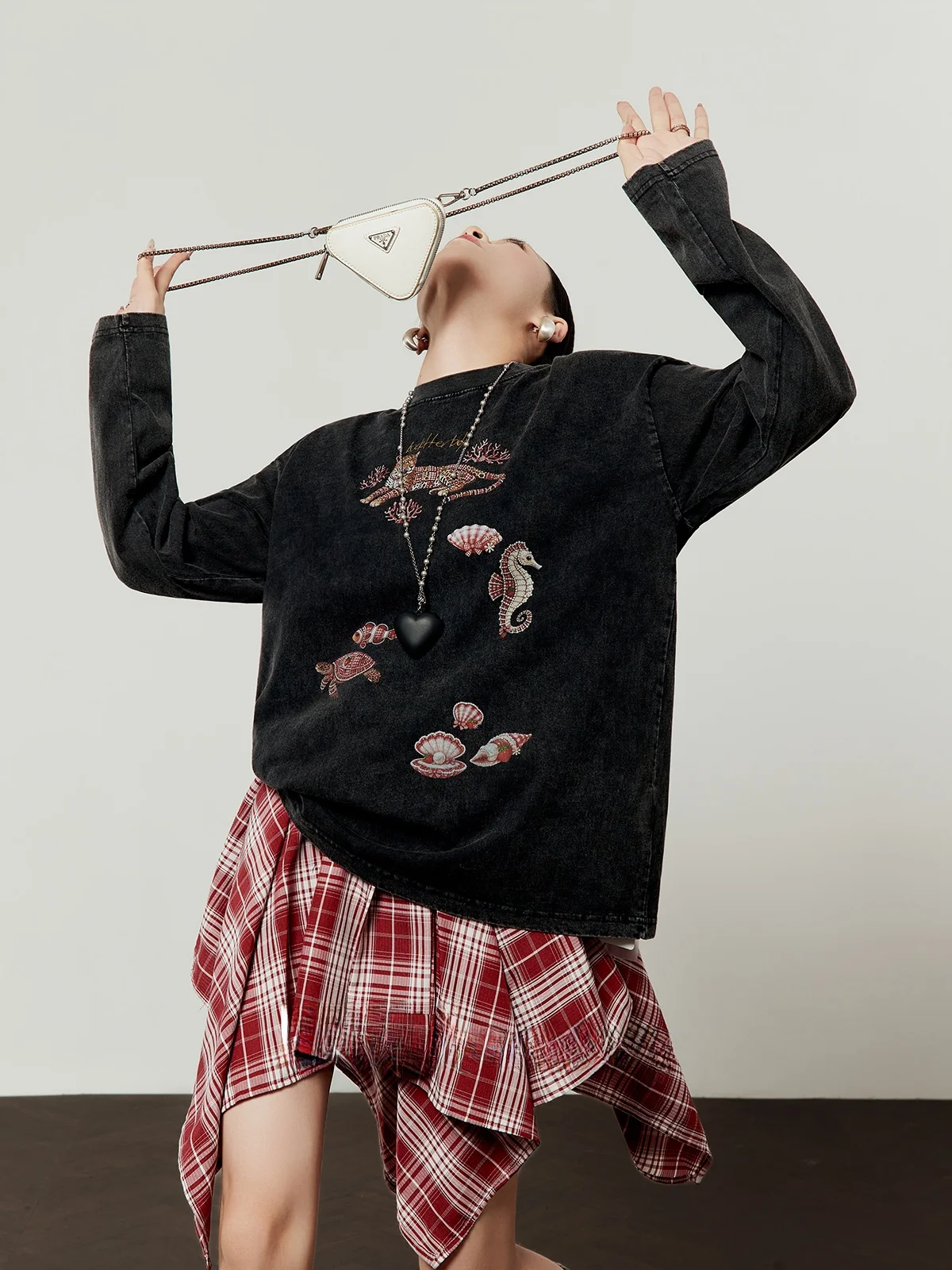 

Женская свободная футболка с круглым вырезом Bla Loose, новая весенняя модель, в клетку с клубничным принтом, повседневный удобный топ от Zhou Li Wu