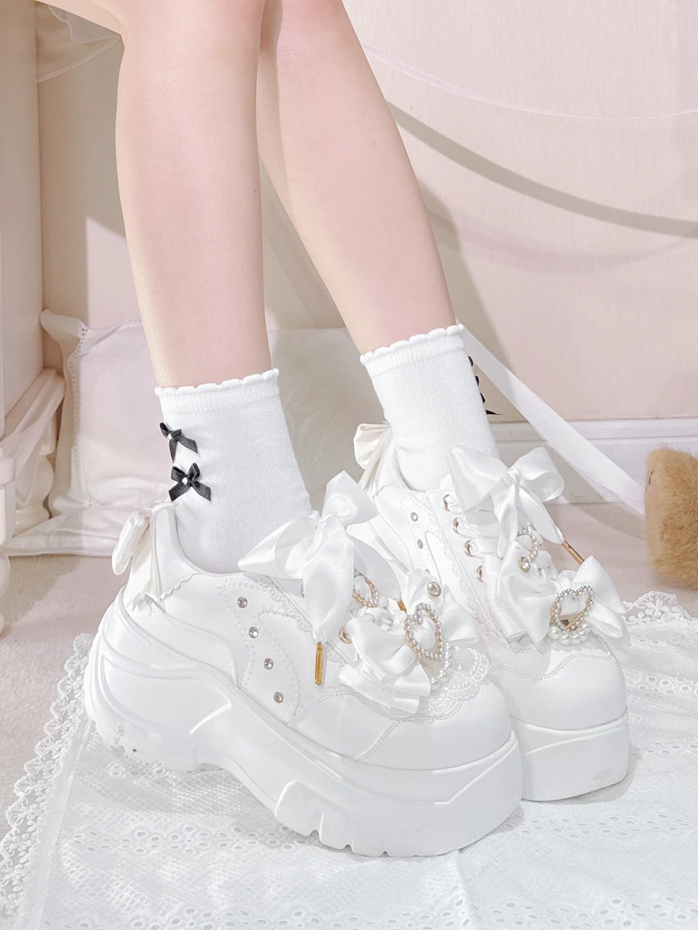 Scarpe con plateau a bocca profonda con fiocco Lolita originale giapponese con strass e perle Scarpe da muffin primavera autunno Scarpe da donna versatili con bocciolo