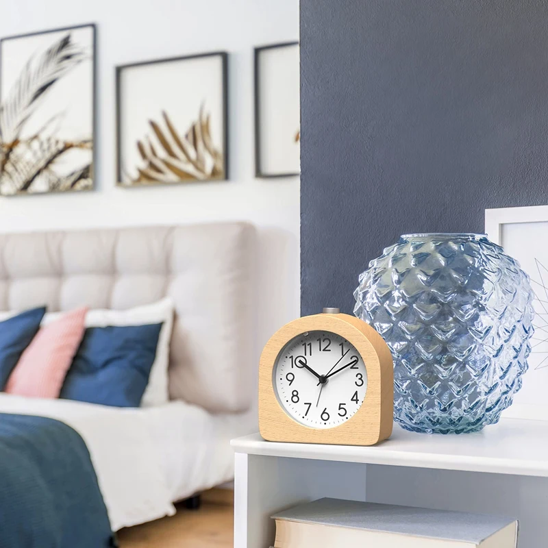 Retro Wooden Alarm Clock Without Ticking, Quiet Table Clock with Snooze Function and Alarm Light