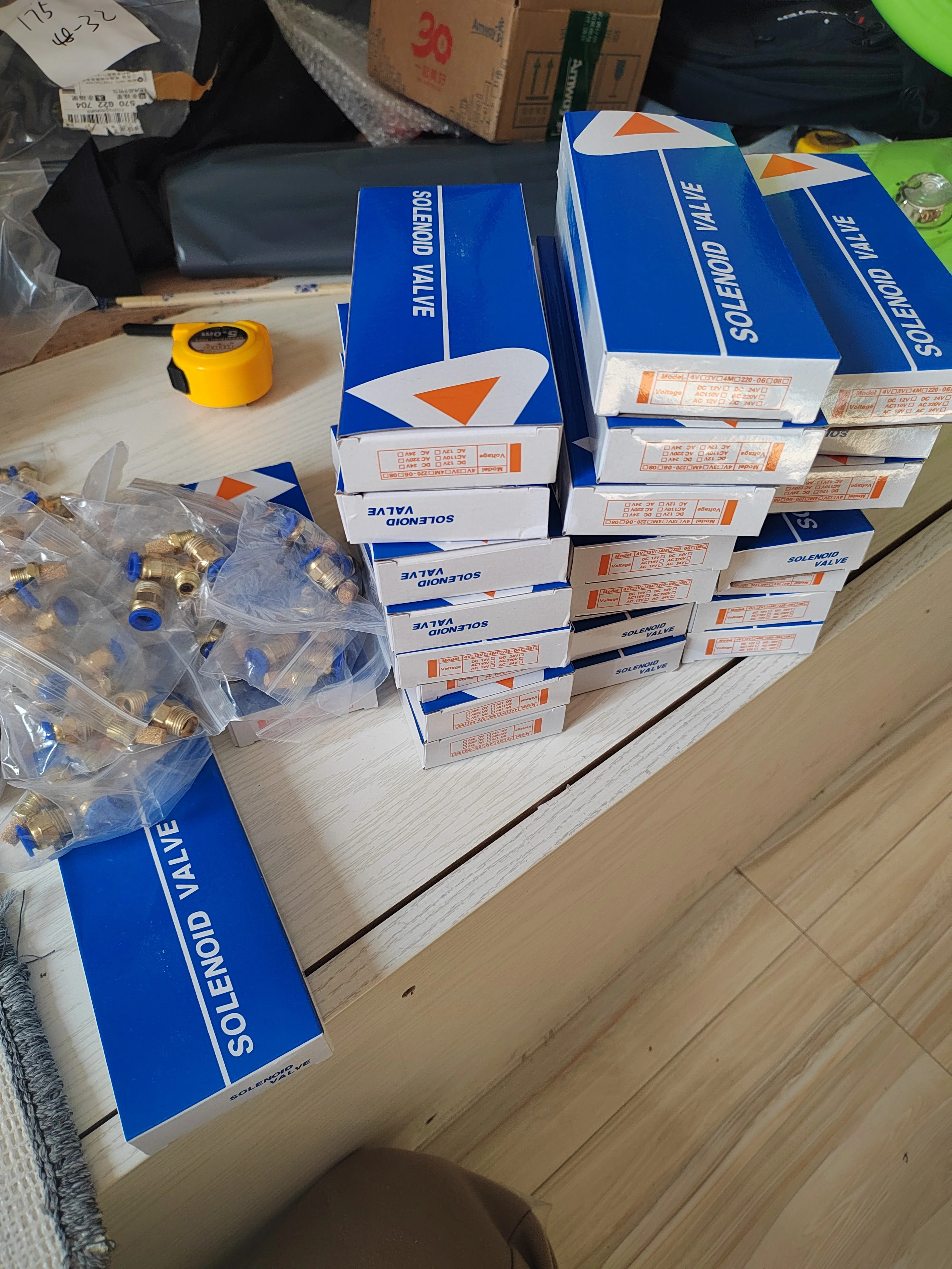 صمام الملف اللولبي لمضخة باب الحافلة المتأرجحة 24 فولت 4V220-08 مع موصل سلكي سريع، مناسب للحافلات والمدربين