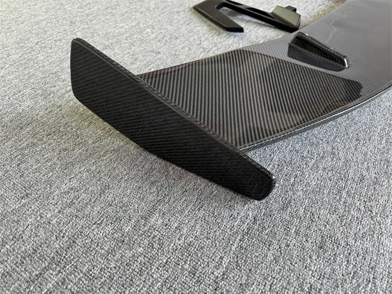 Verbesserte VersionPerformance Style Heckspoilerflügel aus trockener Kohlefaser für R8 Heckspoiler