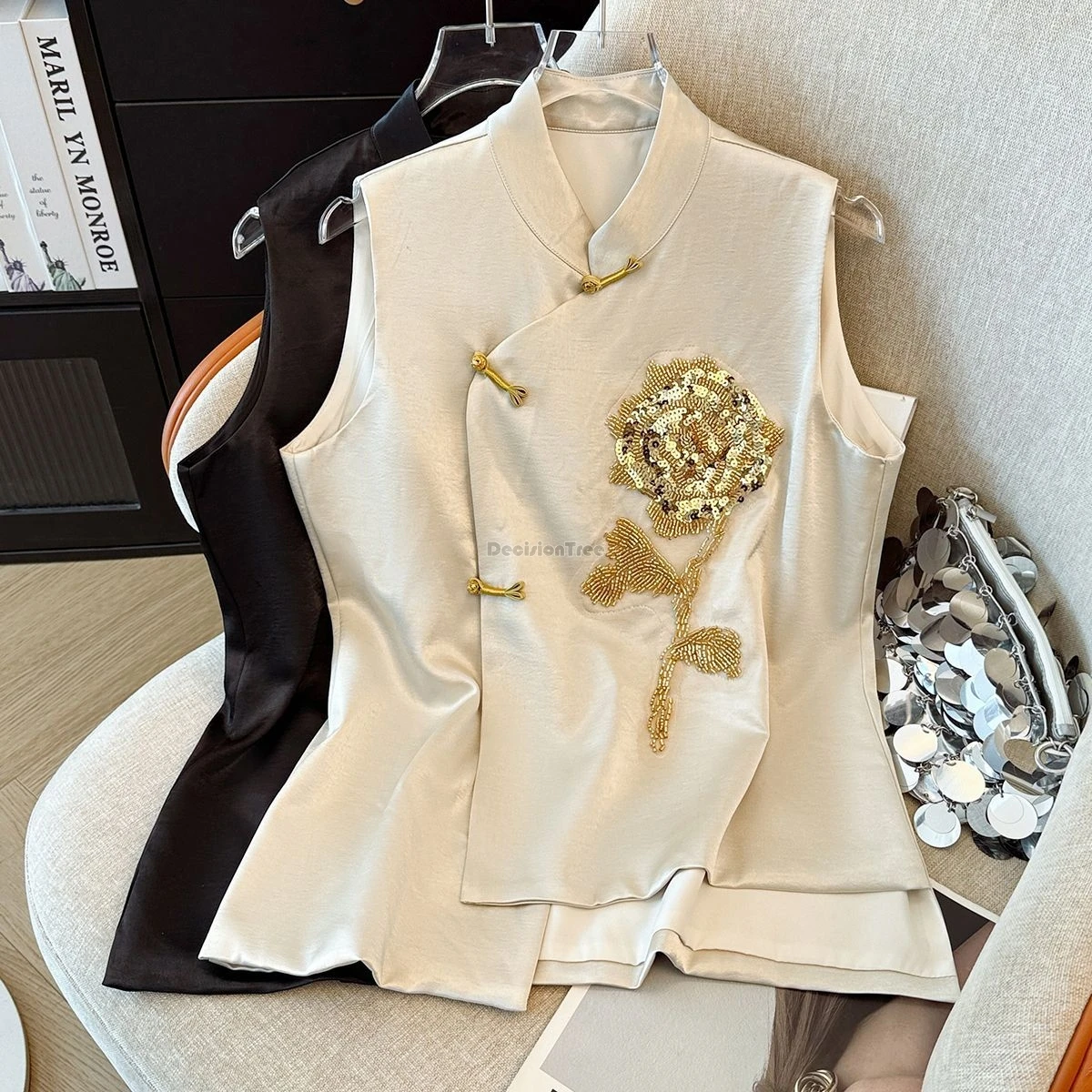 

Роскошный жилет в китайском стиле ретро с круглым воротником и застежкой, этнический стиль, атласный жилет с пайетками, топ-кардиган, модный женский жилет-безрукавка