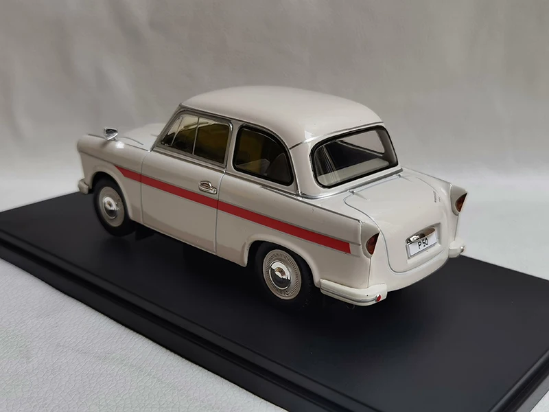 Diecast 1:24 Scale Trabant P50 Car Alloy Simulation Car Model Toy Collectible Ornaments