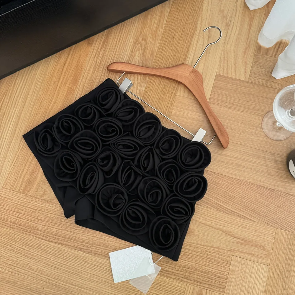 กระโปรงขาสั้นสไตล์ใหม่สำหรับฤดูใบไม้ร่วง ตกแต่งด้วยดอกกุหลาบสามมิติ ดีไซน์หรูหราสง่างาม เหมาะสำหรับผู้หญิงที่ต้องการความสง่างามและมีสไตล์