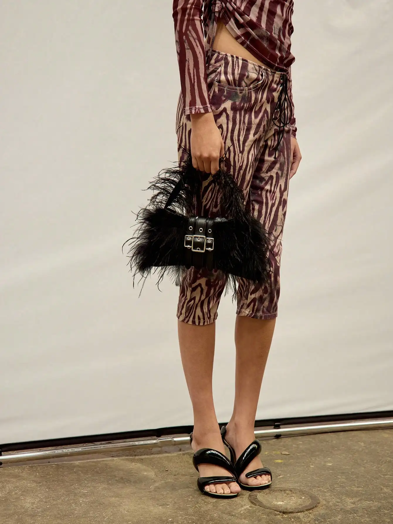 

Черная сумка из искусственной кожи с отделкой из перьев и декоративной пряжкой