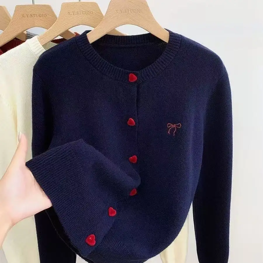 2025 Bow broderie col rond simple boutonnage en forme de coeur bouton pull femmes tricoté Cardigan coréen décontracté solide haut en tricot