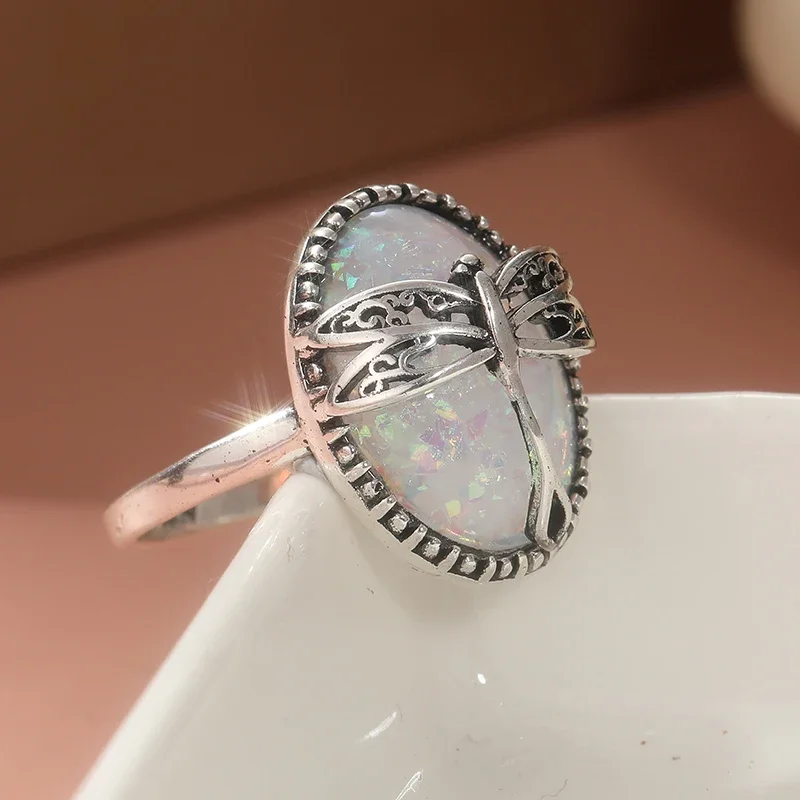Vintage-Ring mit synthetischem Opal in Libellenform für Damen, versilbert, trendige Persönlichkeitsringe, modischer Alltagsschmuck, Geschenke