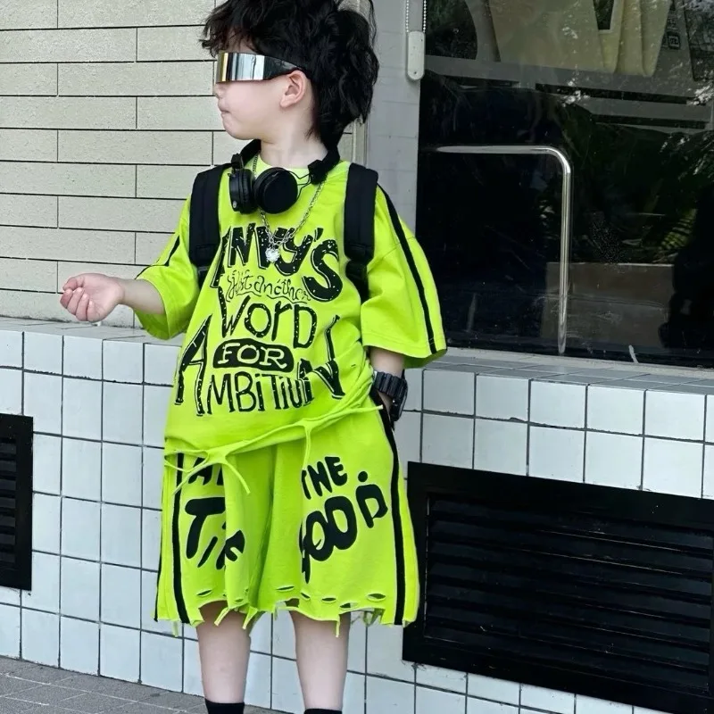 

Handsome Boy Suit Summer 2025 New Children's Korean Version Full of Holes Short-sleeved Shorts Two-piece Set Tide