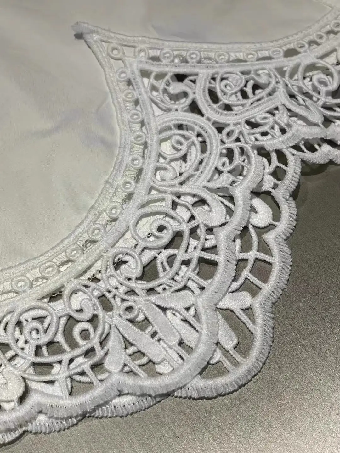 Blusa de manga comprida de cor sólida de crochê vazada para mulheres com alta qualidade e elegante adequada para agasalhos e camadas