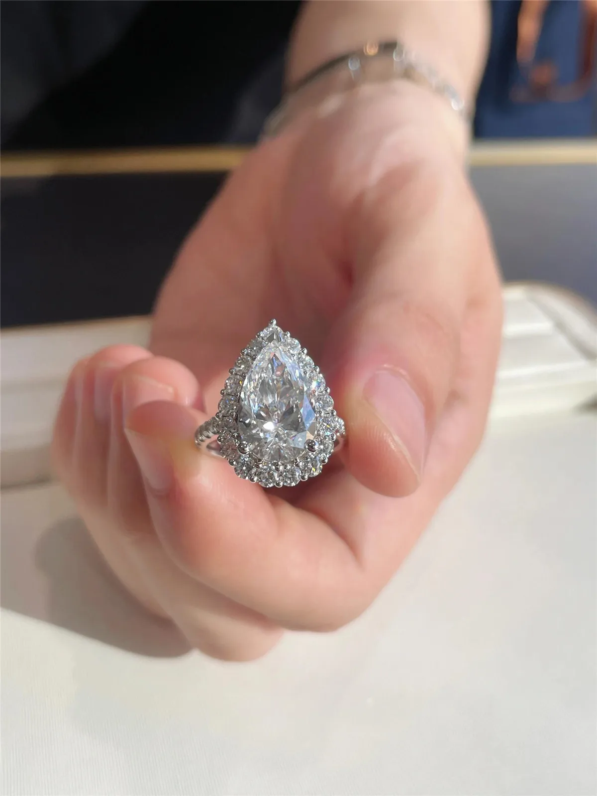10K solid gold genuine gold laboratory-grown diamond 2CT pear-shaped halo engagement ring high-end jewelry platinum ring setting