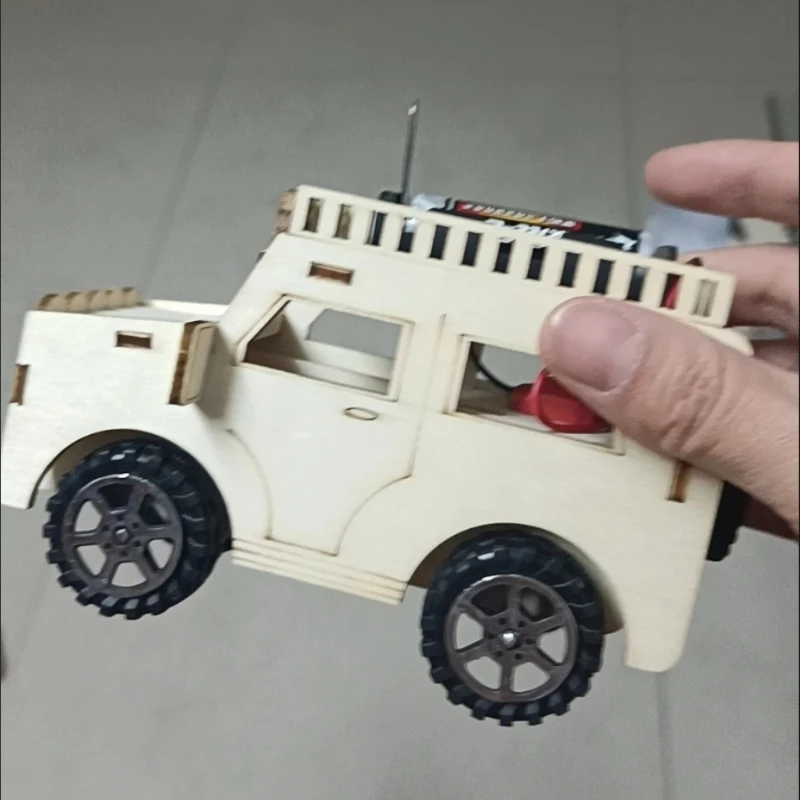 

Комплект электромобиля STEM: деревянная модель обучает схему и механические принципы. Практическая научная игрушка для развития обучения детей