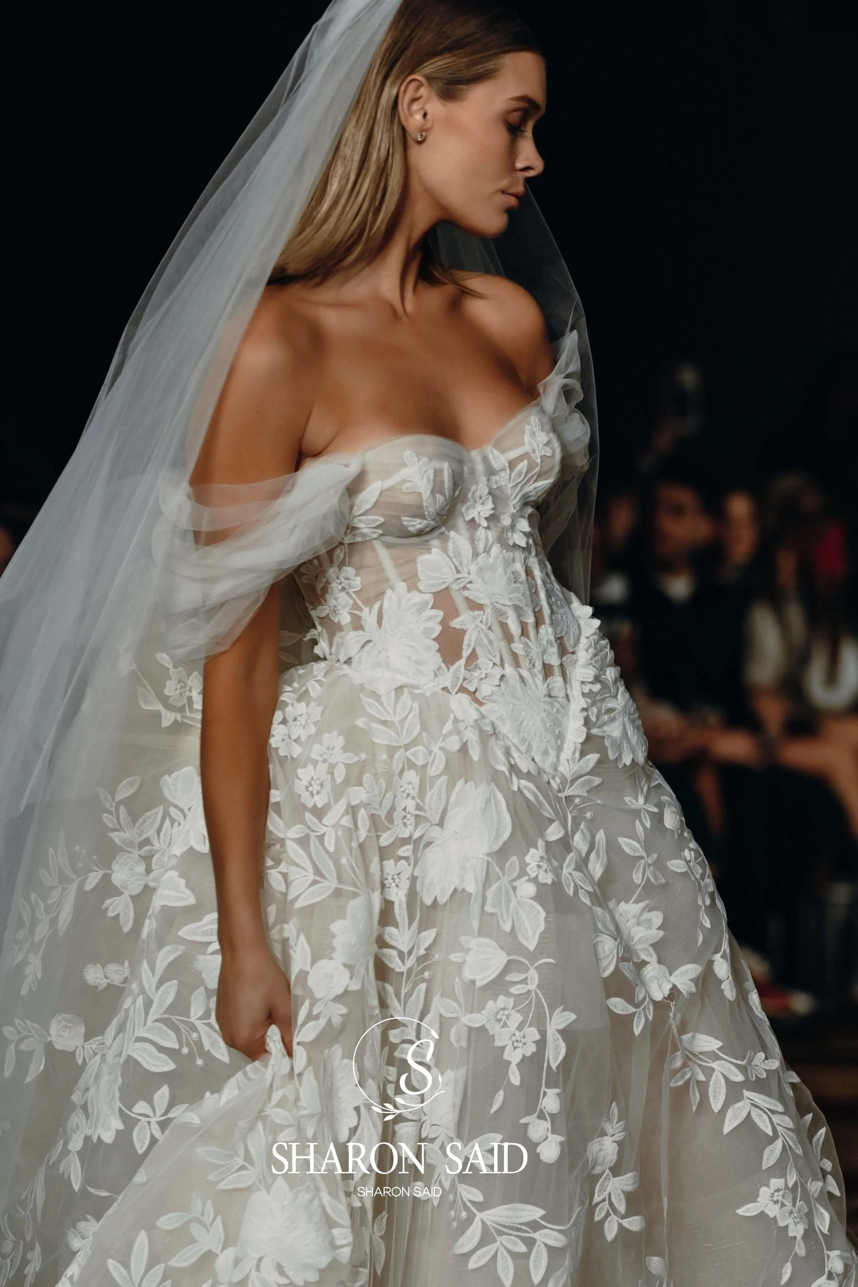 シャロンはエレガントな A ラインの恋人オフホワイトチュールのウェディングドレス 2025 オフショルダーコルセット花嫁ドレス SW139 カスタマイズ