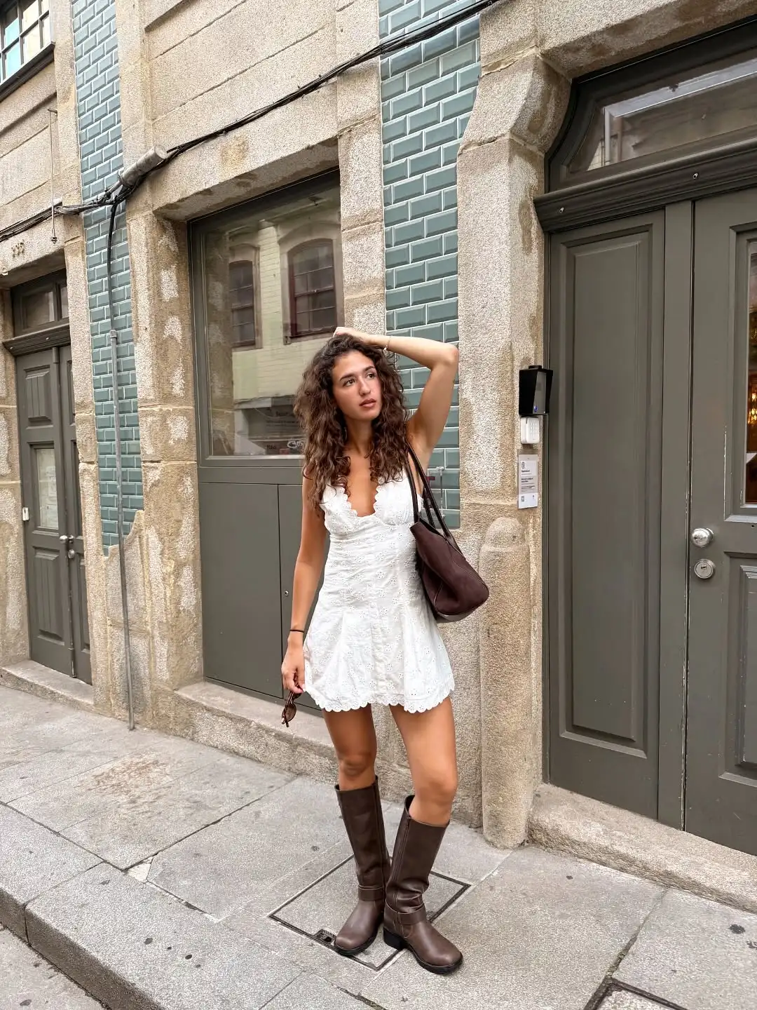 فستان أبيض عميق على شكل حرف V من Fb، فستان فرنسي عتيق مطرز بالزهور، فستان طويل كاجوال لجميع المواسم، فستان تنحيف الخصر بتصميم متخصص، فستان للطبقات أو الارتداء بمفردها