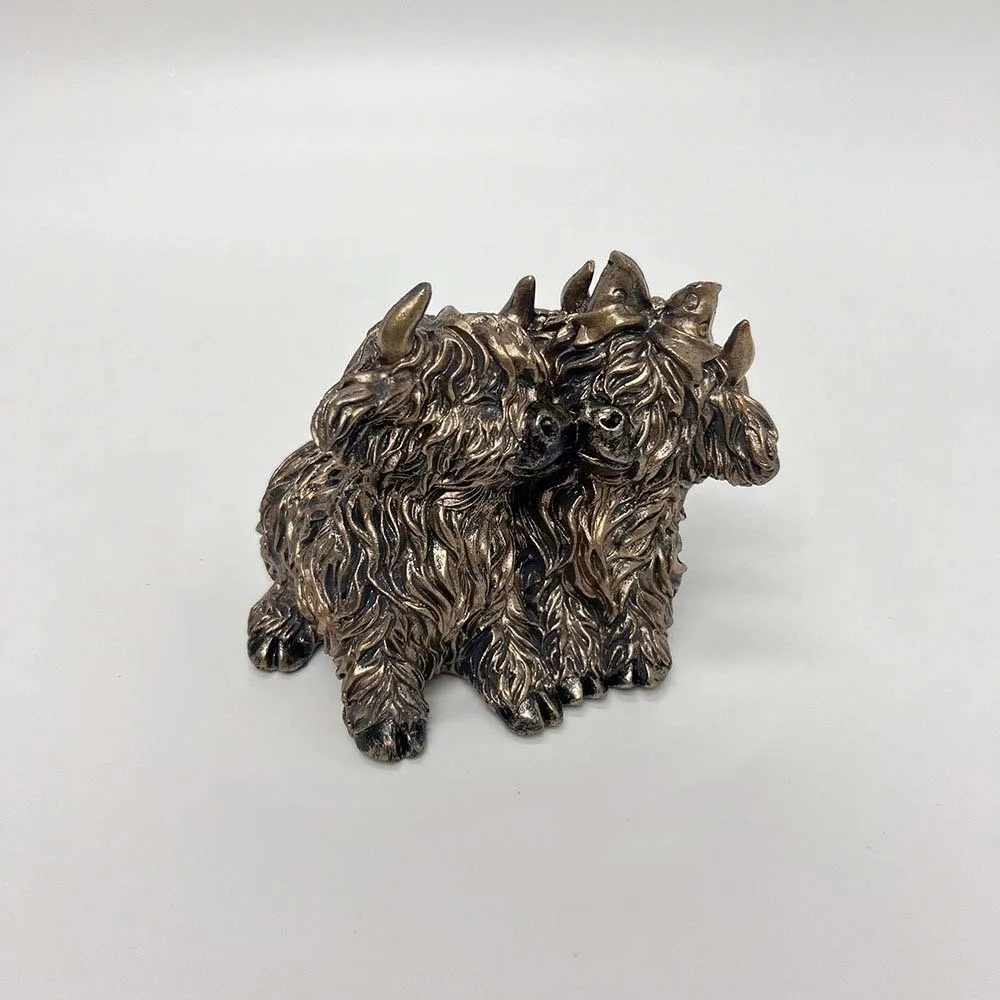 Romantic Highland Cattle Ornament Resin Anti-splash Water Highland Cow Figurine Handicraft Creative Valentine's Day Ornament
