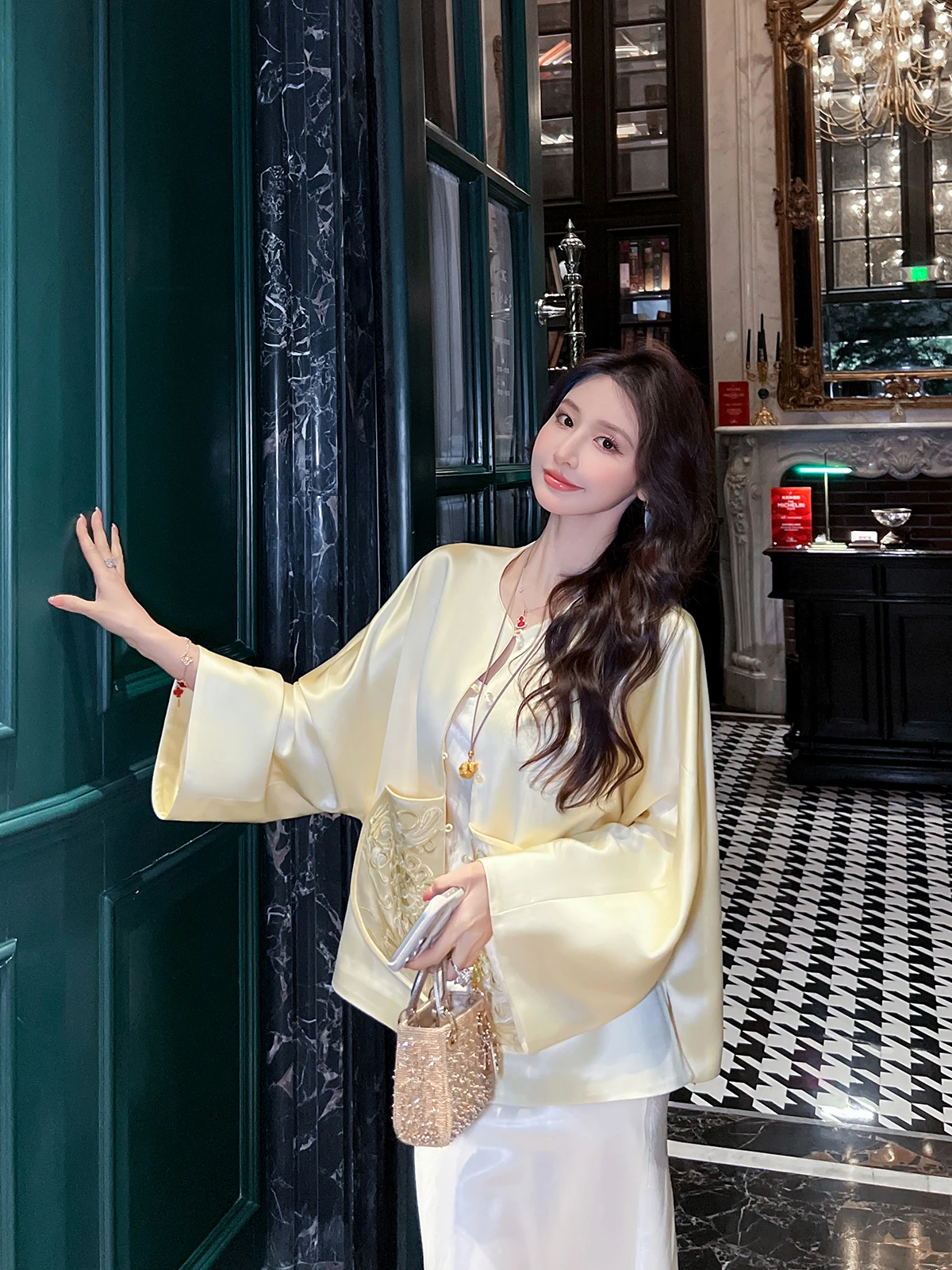 

Новая китайская короткая куртка с вышивкой для женщин, весна-осень, новая модная модель из ацетатного атласа с цветочным узором, на пуговицах