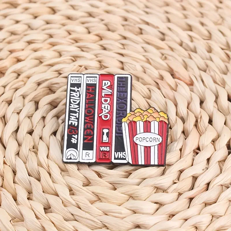 1 قطعة سلسلة أفلام الرعب المينا سبيكة شارة بدبوس خمر VHS والفشار تصميم النمط الأدبي الإكسسوارات #4