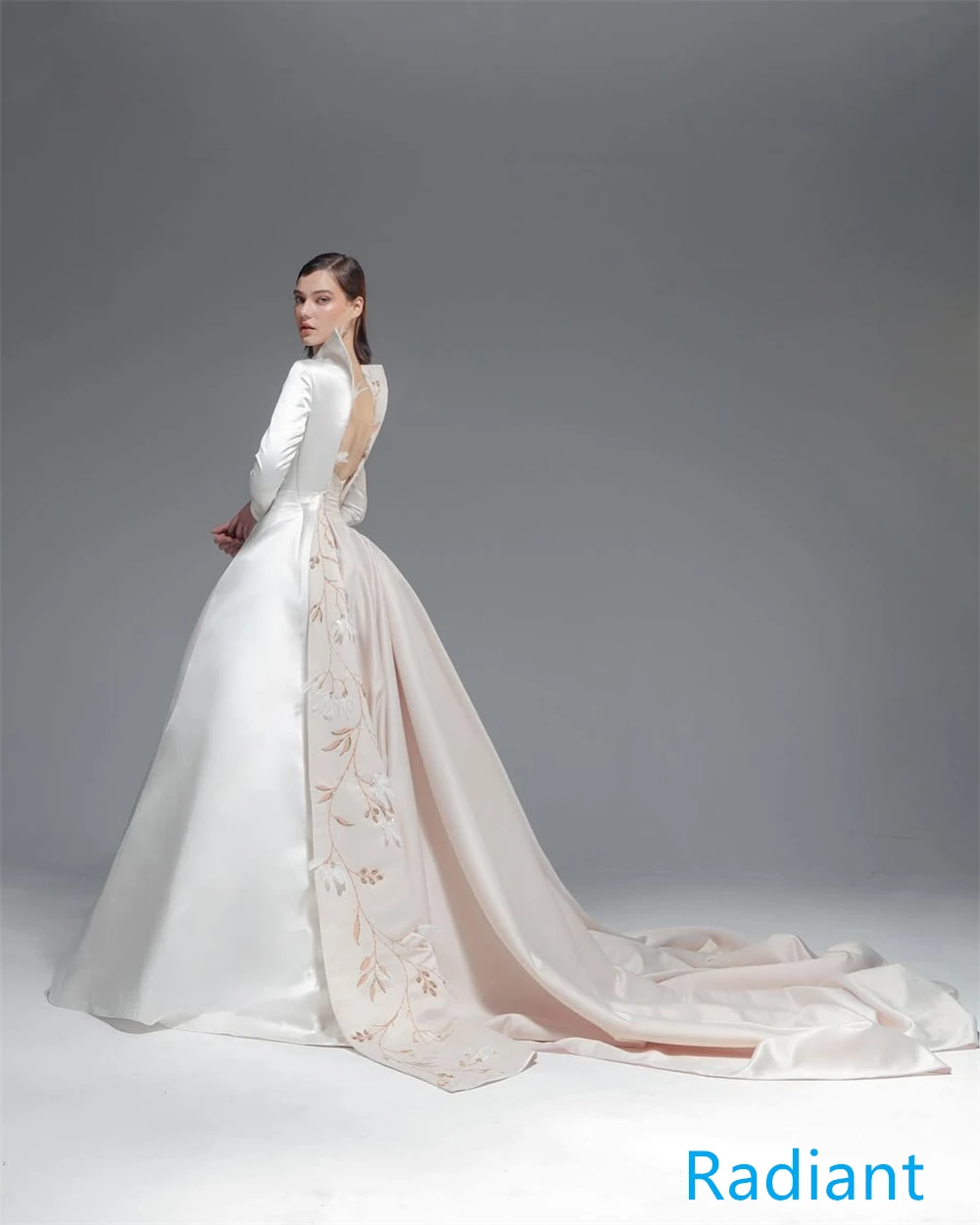 Vestido de noite de cetim branco temperamento personalizado, gola redonda, mangas compridas, vestidos de celebridades, alta qualidade, costas abertas