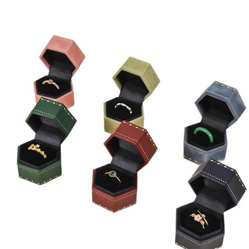 

2025 Новая модная классическая бархатная коробка для колец, шестиугольная откидная крышка, печатная бумага, элегантное свадебное кольцо с бриллиантом, контейнер для ювелирных изделий