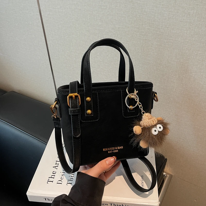 حقيبة ساعي فاخرة وبسيطة للنساء مع شعار حروف عصرية ونمط عتيق بلون سادة #1