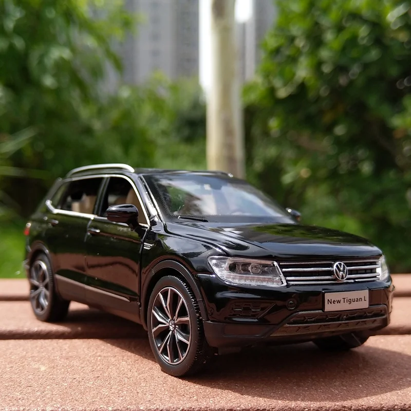 1:32 Volkswagens Tiguan L SUV Alloy Car Model Diecasts Metal Toy Vehicles High Simulation Sound Light Collection For Kids Gift