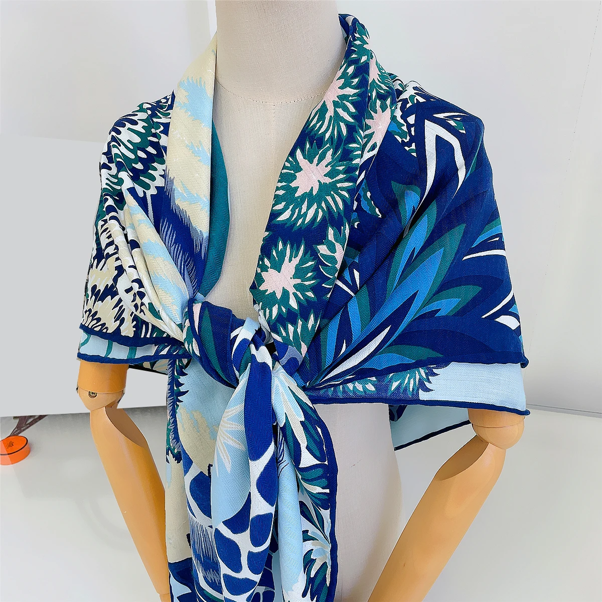 130CM Neck Thermal Silk Cashmere Scarf Women Hand Rolled Shawls Giraffe Print Square Scarves Wraps Bandana Big Hijabs