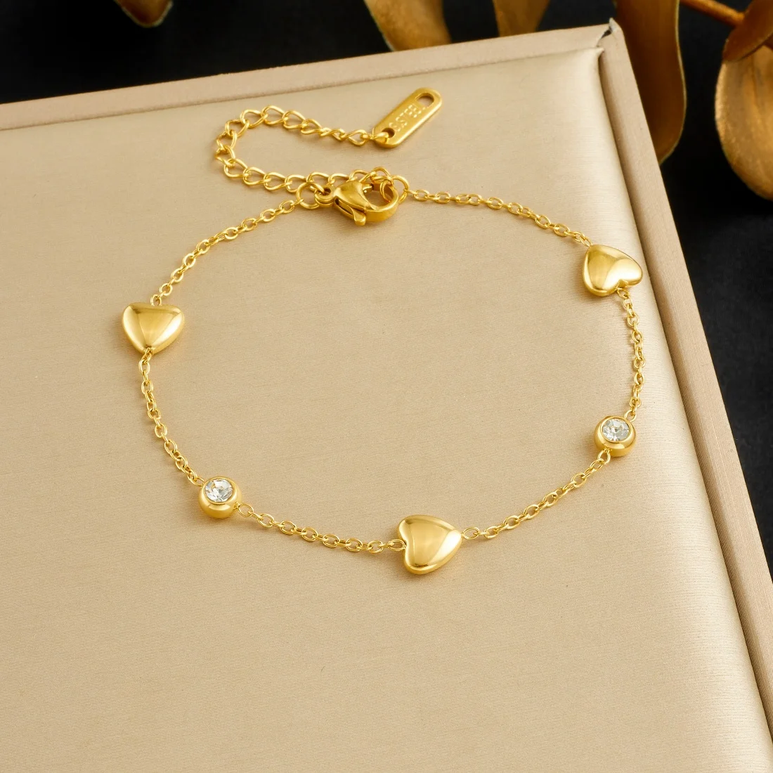 Edelstahl-Armband im süßen Stil mit eingelegtem Zirkon, goldenes Herz, wasserdicht, Schmuck-Charm-Kette für Damen