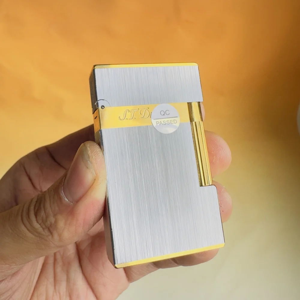 Dupont lighter Luxe merk aansteker, klassieke geborstelde metalen afwerking, luid ontstekingsgeluid, perfect cadeau voor mannen, inclusief gepersonaliseerde accessoires. Dupont  Logo