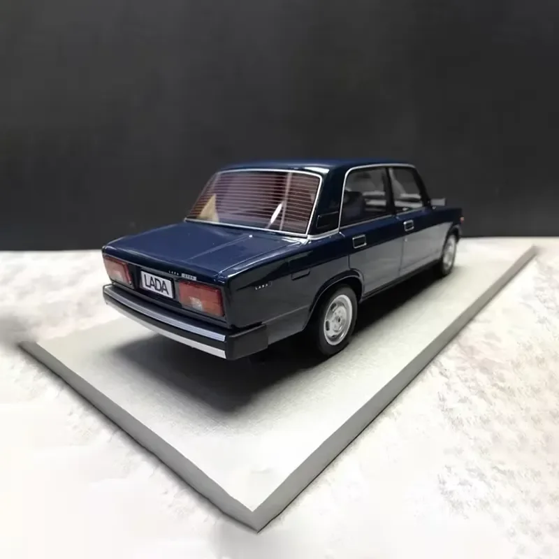 for Lada 2105 Resin Model Car 1:18 Scale Blue Soviet Union Vintage Classic Vehicle Static Display Ornament Souvenir Gift for